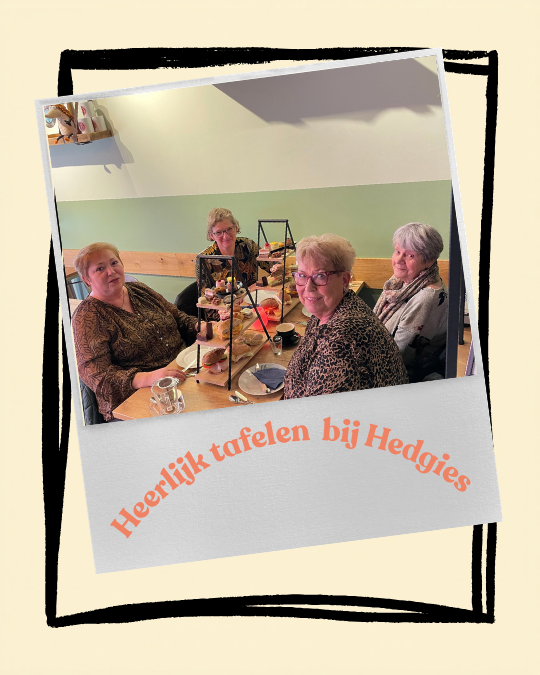 Vier gasten genieten van een high tea bij Hedgies.Coffee